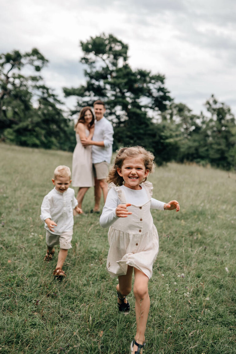 https://alina-schaetzel.de/wp-content/uploads/2023/02/Familienshooting-128-768x1152.jpg